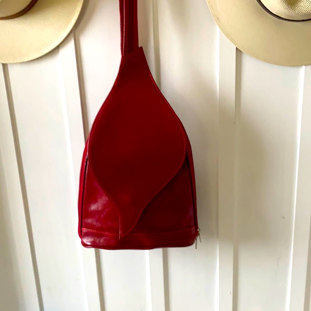 Lovely ❤️ bag . Zipper on the strap